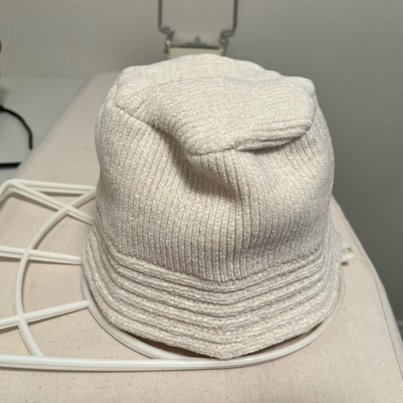 3/$30 pilot winter bucket hat cream fleece - Picture 7 of 7